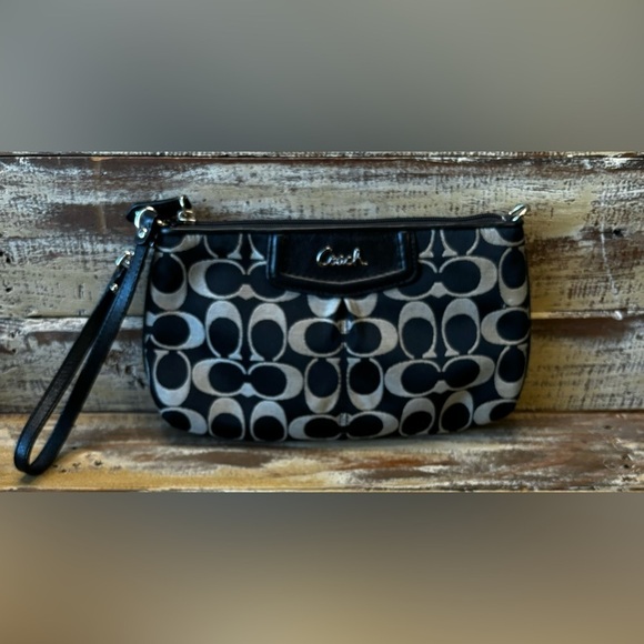 Coach Jacquard signature wristlet - Picture 1 of 6